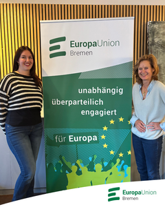 Das Foto zeigt Jade Budinger und Dr. Helga Trüpel vor dem Roll Up Banner der Europa-Union Bremen.