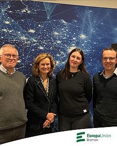 Auf dem Foto stehen Hylke Boerstra, Dr. Helga Trüpel, Jade Budinger und Kai Steuck nebeneinander.