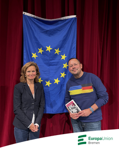 Das Foto zeigt Helga Trüpel und Marko Martin vor einer Europaflagge.
