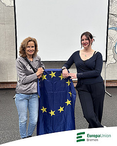 Das Foto zeigt Dr. Helga Trüpel und Jade Budinger.