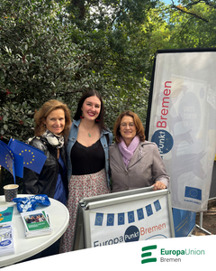 Das Foto zeigt Dr. Helga Trüpel, Jade Budinger und Antje Grotheer.