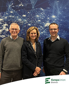 Auf dem Foto stehen Hylke Boerstra, Dr. Helga Trüpel und Kai Steuck nebeneinander.