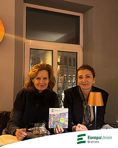 Das Bild zeigt Dr. Helga Trüpel und Naciye Celebi-Bektas. Dr. Helga Trüpel zeigt einen Flyer der Europa-Union Deutschland in die Kamera.
