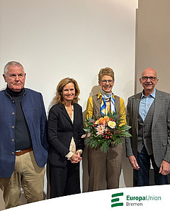 Das Foto zeigt Oberstleutnant a.D. Rüdiger Krause, Dr. Helga Trüpel, Dr. Susanne Schattenberg und Brigadegeneral a.D. Reiner Schwalb