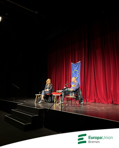 Das Foto zeigt Marko Martin und Dr. Helga Trüpel im Gespräch auf der Bühne.