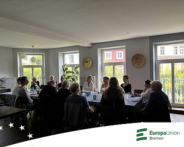 Das Bild zeigt die Mitglieder der Europa-Union Bremen bei einer Besprechung im Restaurant Il Blu.